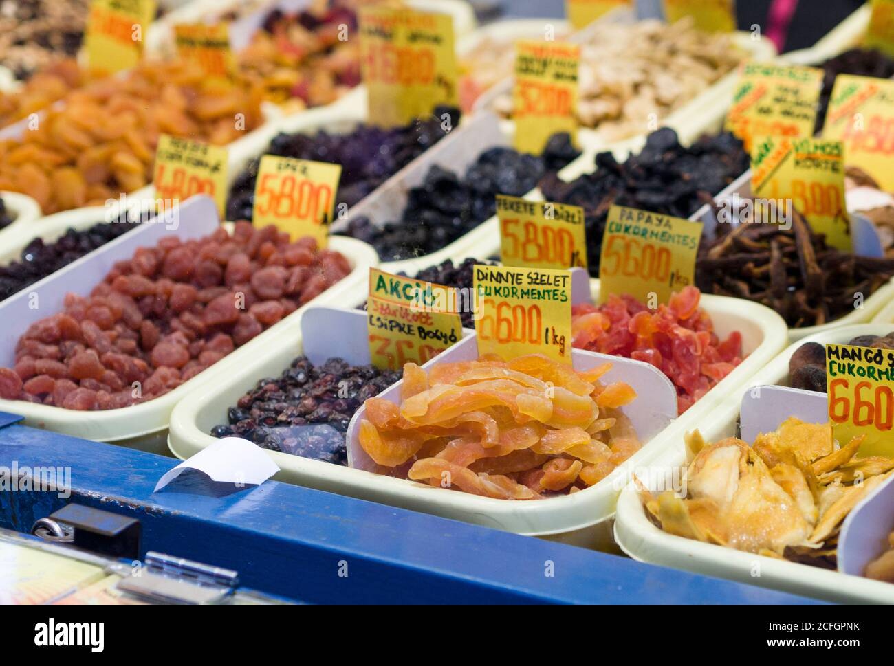 Getrocknete Früchte zum Verkauf auf dem Markt: Eine große Ausstellung von getrockneten Früchten und Paprika zum Verkauf in der Großen Markthalle im Zentrum von Budapest. Stockfoto