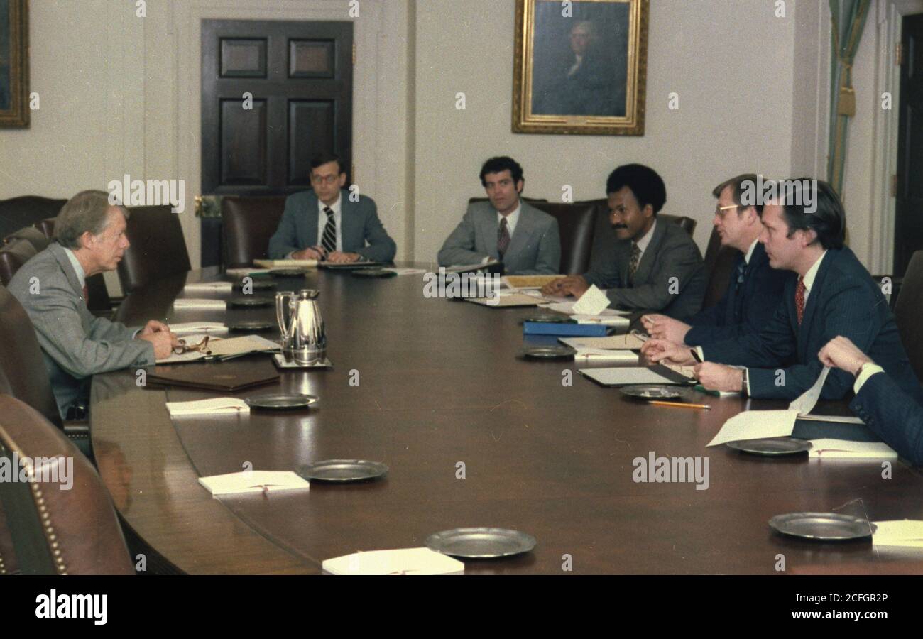 Jimmy Carter veranstaltet ein Budget-Meeting mit Stuart Eizenstat Jack Watson James McIntyre und anderen White House-Aides. Ca. Dezember 1978 Stockfoto