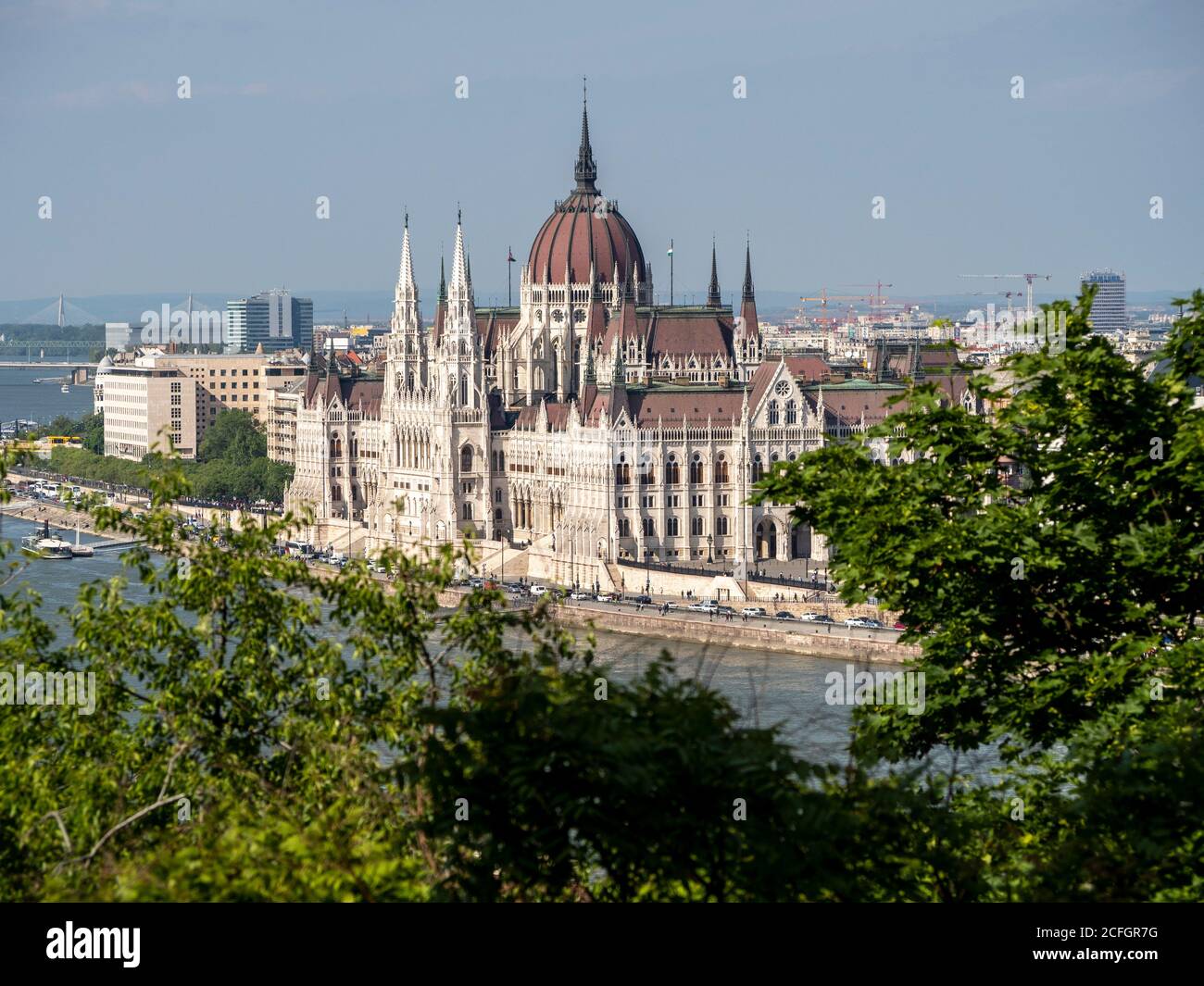 Ungarische Parlamentsgebäude und die Donau: Blick auf die ungarischen Parlamentsgebäude und die Donau von der Burg Buda. Stockfoto