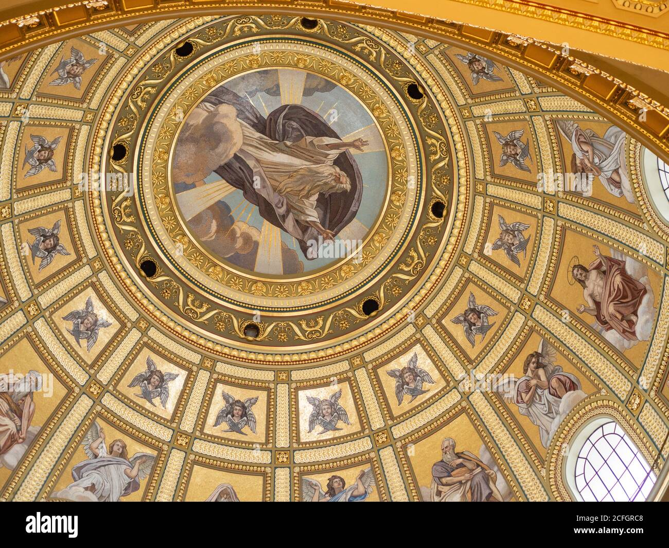 Das zentrale Medaillon der hohen Kuppel in der St. Stephans Basilika: Eine detaillierte Ansicht der Dekoration des zentralen Teils der riesigen Kuppel, die das Zentrum dieser großen Kirche im Zentrum von Budapest dominiert. Stockfoto