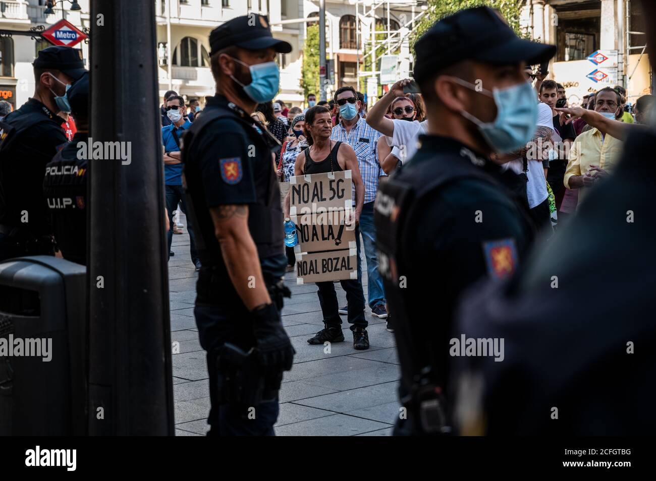 Madrid, Spanien. September 2020. Menschen protestieren während einer Demonstration gegen die obligatorische Verwendung von Gesichtsmasken, die Verwendung eines Impfstoffs gegen Coronavirus, die Umsetzung von 5G und andere Maßnahmen der spanischen Regierung, um die Ausbreitung des Coronavirus in Spanien zu verhindern, da COVID-19 positive Fälle weiter zunehmen. Quelle: Marcos del Mazo/Alamy Live News Stockfoto