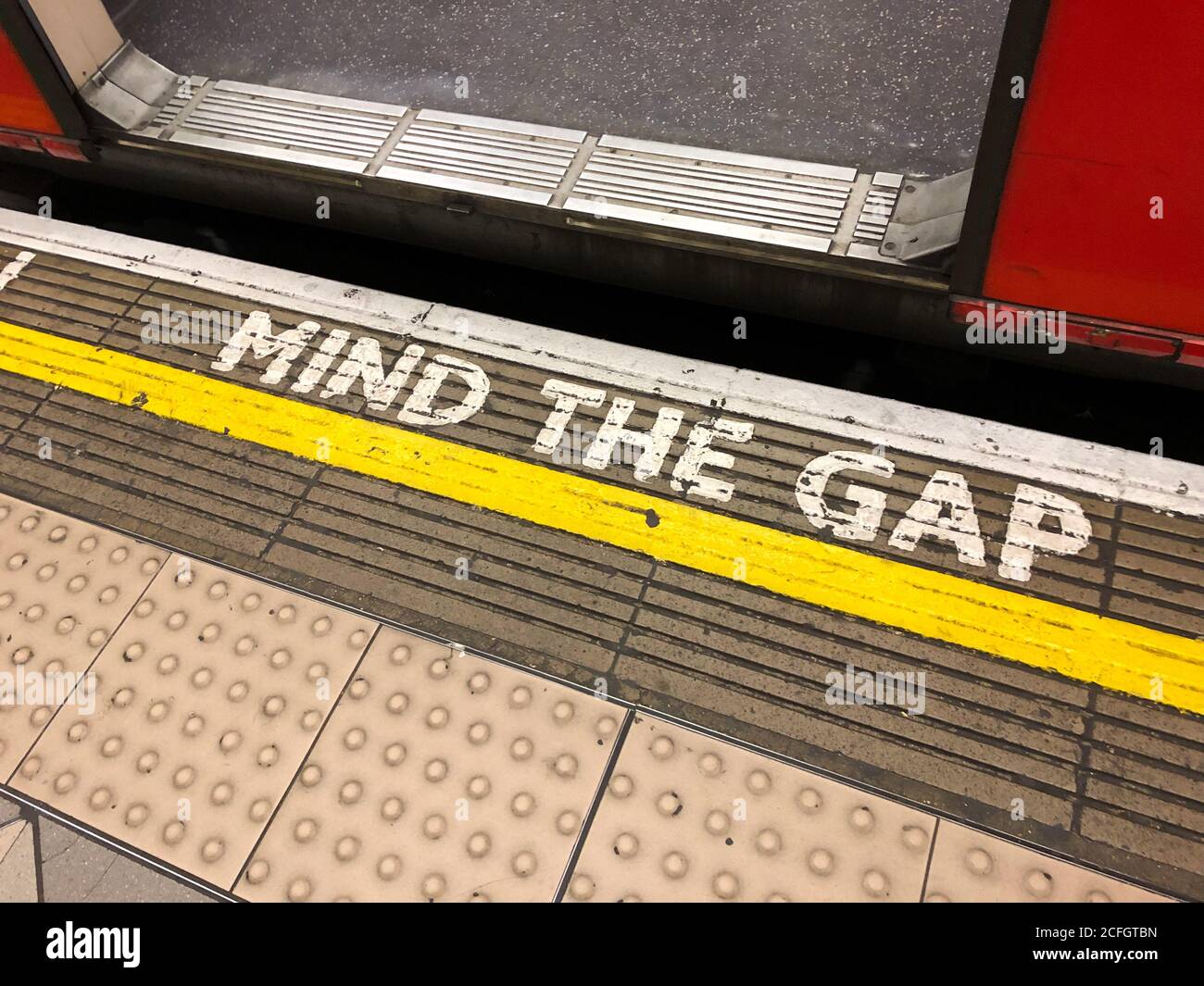 London, Großbritannien - 20. März 2019: Beachten Sie die Lücke, die am Rand des Boarding-Bereichs am Bahnhof spät am Tag geschrieben wird. Stockfoto
