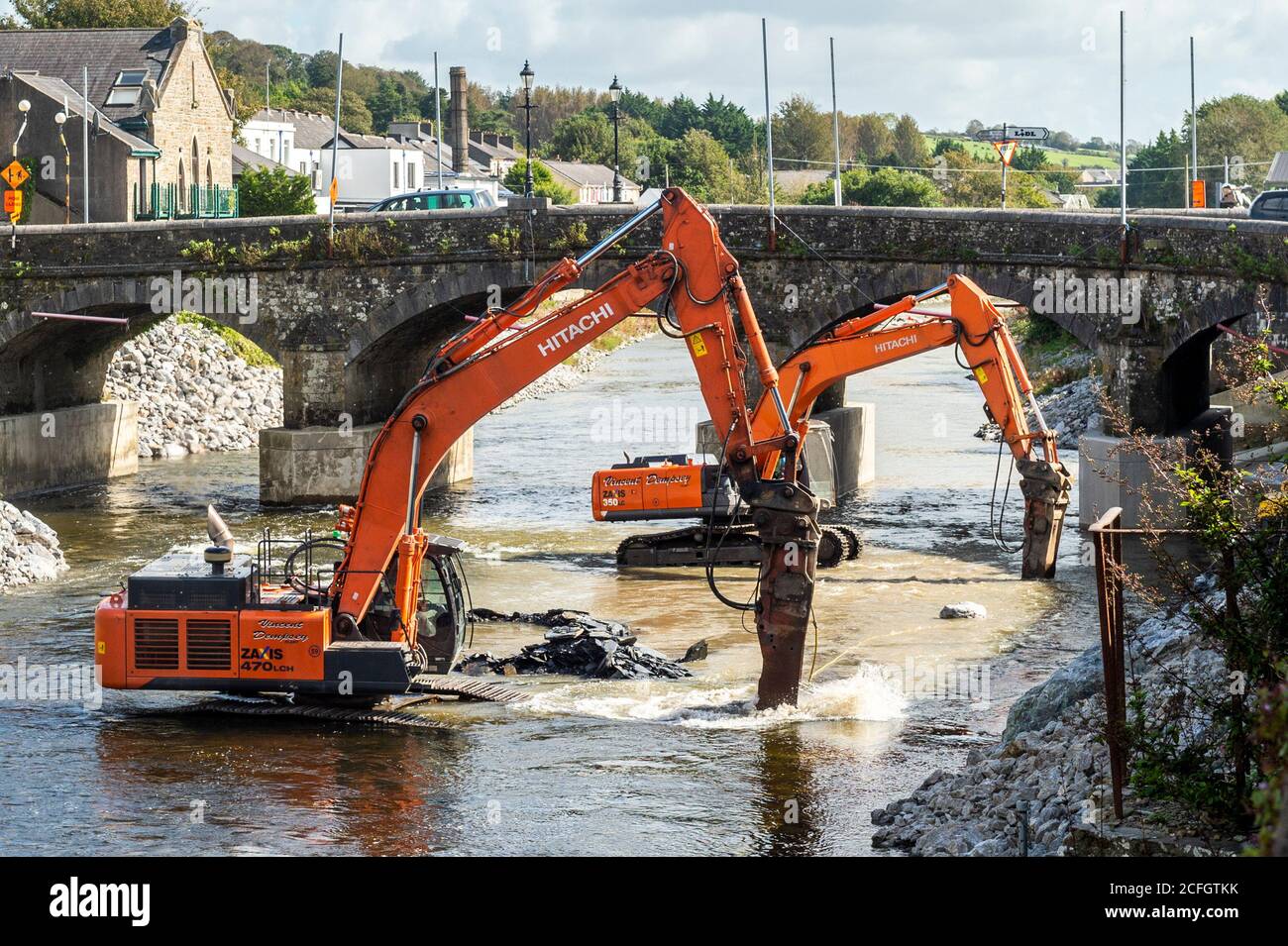 Bandon, West Cork, Irland. September 2020. Die Hochwasserarbeiten am Bandon River stehen nach einigen Jahren kurz vor dem Abschluss. Zwei Bagger baggern heute den Kanal, ein Job, der noch nicht abgeschlossen war bis jetzt aufgrund der Zufahrtsrampen und das jüngste schlechte Wetter. Quelle: AG News/Alamy Live News Stockfoto