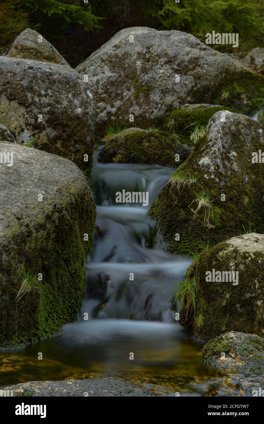 Ein winziger Wasserfall in der Tschechischen Republik Stockfoto