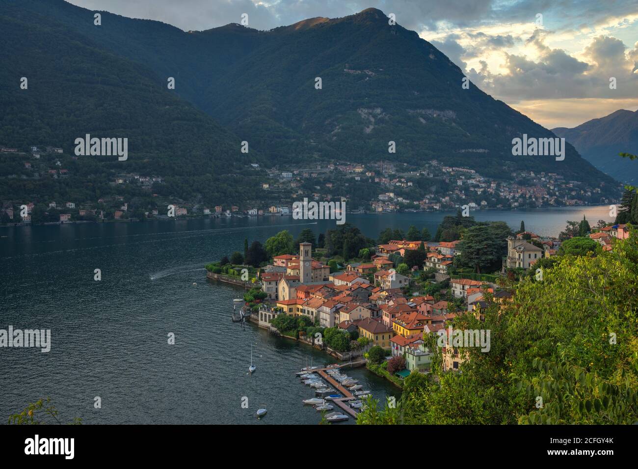 Panoramablick auf Torno und Comer See in Italien Stockfoto