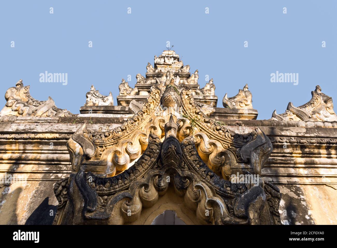 Fassade des Me Nu Brick Monastery, Mandalay, Inwa, Myanmar (Birma), Asien Stockfoto
