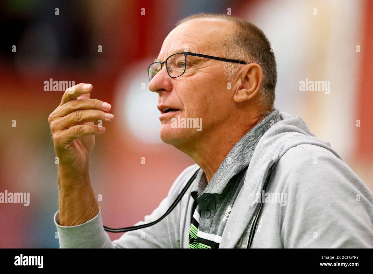 Aalsmeer, Niederlande. September 2020. AALSMEER, 05-09-2020, Sporthal de Bloemhof, Niederländischer Handbal, HandbalNL League, Saison 2020/2021. Aalsmeer-Trainer Bert Bouwer während des Spiels Handbal Aalsmeer gegen Limburg Lions Credit: Pro Shots/Alamy Live News Stockfoto