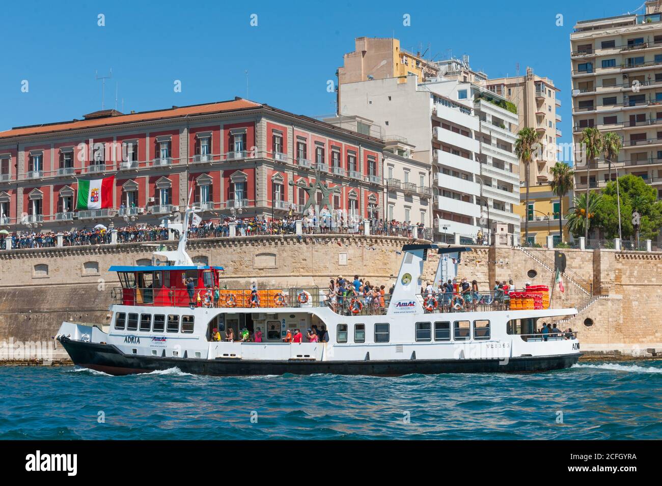 Das mit öffentlichen Verkehrsmitteln stillgelegte Vaporetto in Venedig ist nun da Service in Taranto Stockfoto