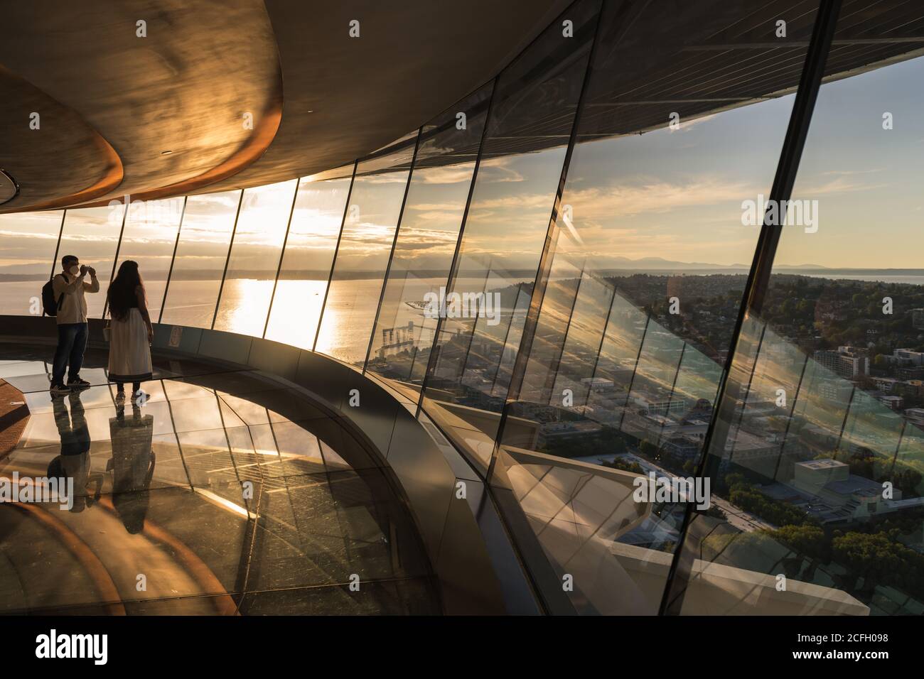 Seattle, USA - 2. Sep 2020: Menschen in der renovierten Space Needle während der Covid-19 Pandemie. Stockfoto
