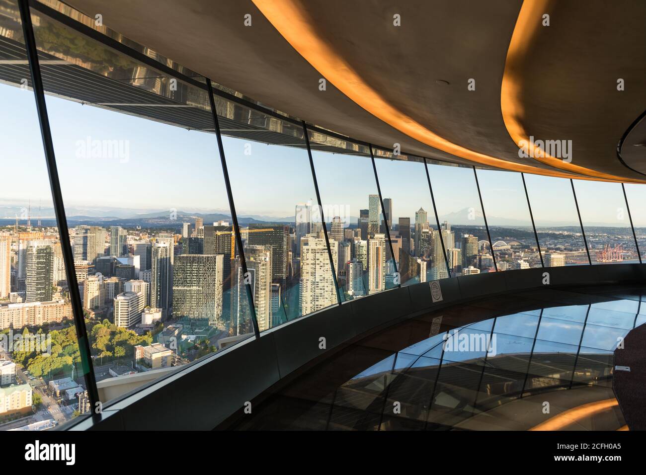 Seattle, USA - 2. Sep 2020: Das gebogene Glas und der Boden in der renovierten Space Needle. Stockfoto