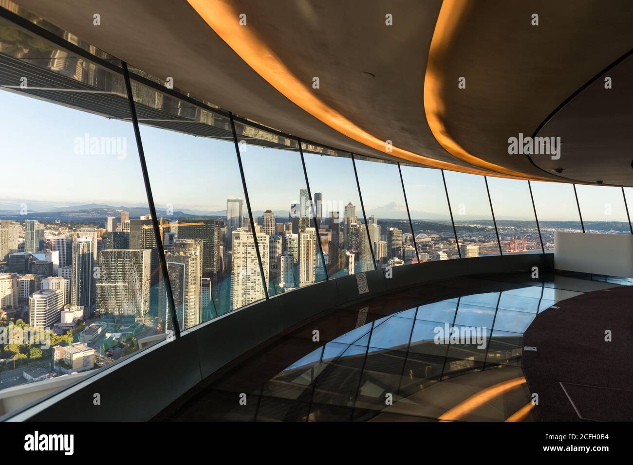 Seattle, USA - 2. Sep 2020: Das gebogene Glas und der Boden in der renovierten Space Needle. Stockfoto