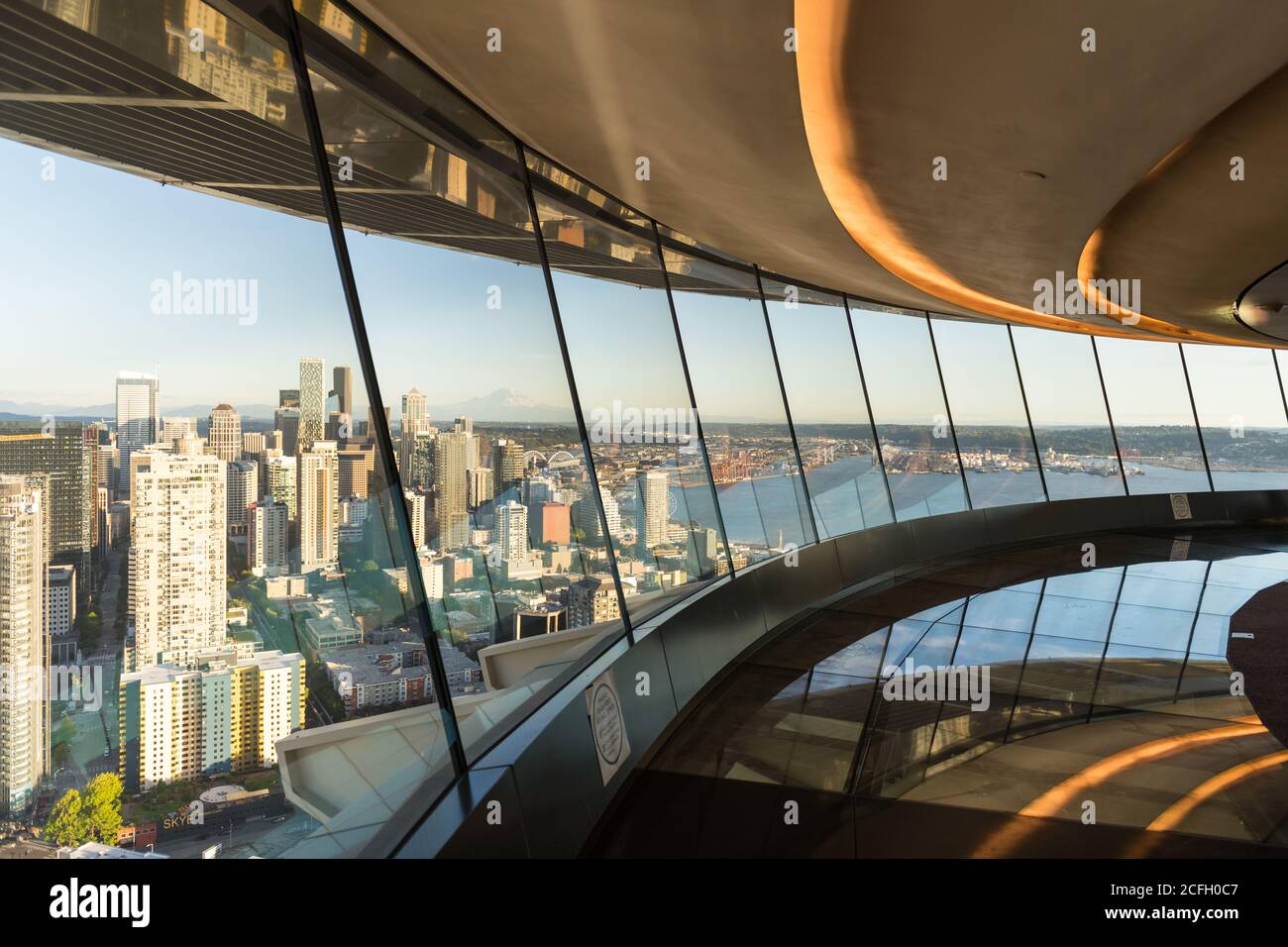 Seattle, USA - 2. Sep 2020: Das gebogene Glas und der Boden in der renovierten Space Needle. Stockfoto