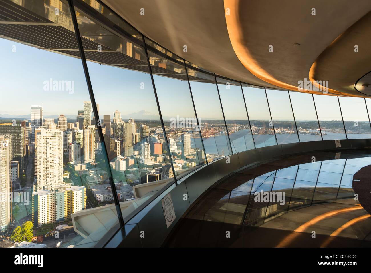 Seattle, USA - 2. Sep 2020: Das gebogene Glas und der Boden in der renovierten Space Needle. Stockfoto