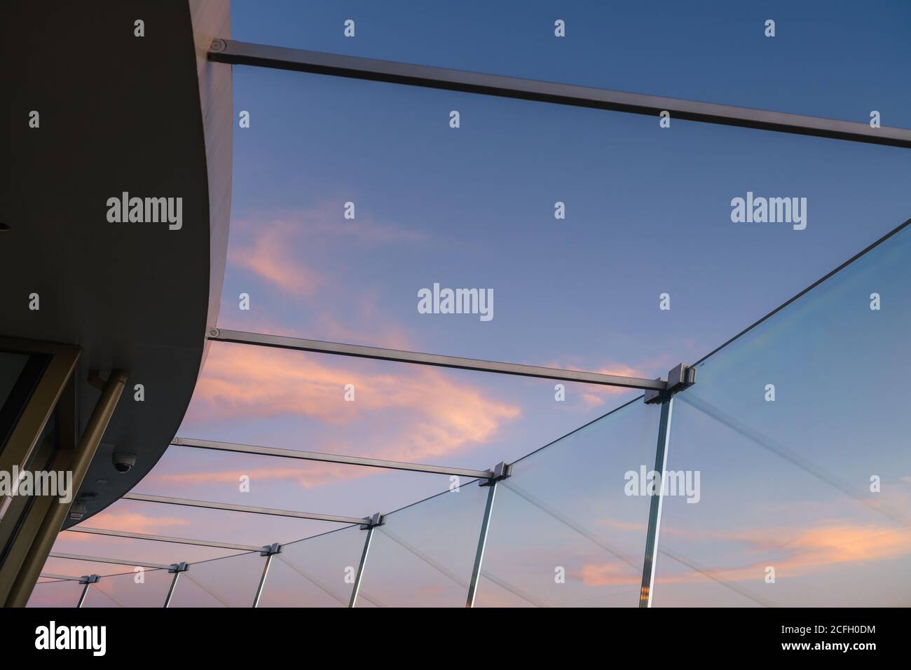 Seattle, USA - 2. Sep 2020: Das gebogene Glas und der Sonnenuntergang an der renovierten Space Needle. Stockfoto