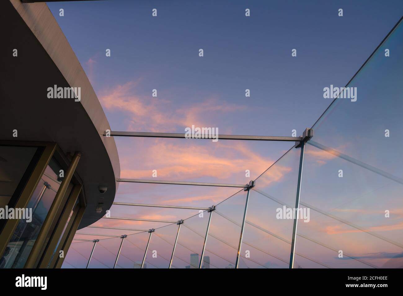 Seattle, USA - 2. Sep 2020: Das gebogene Glas und der Sonnenuntergang an der renovierten Space Needle. Stockfoto