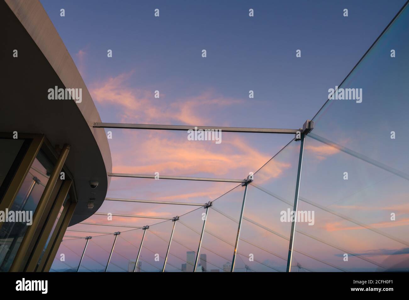 Seattle, USA - 2. Sep 2020: Das gebogene Glas und der Sonnenuntergang an der renovierten Space Needle. Stockfoto