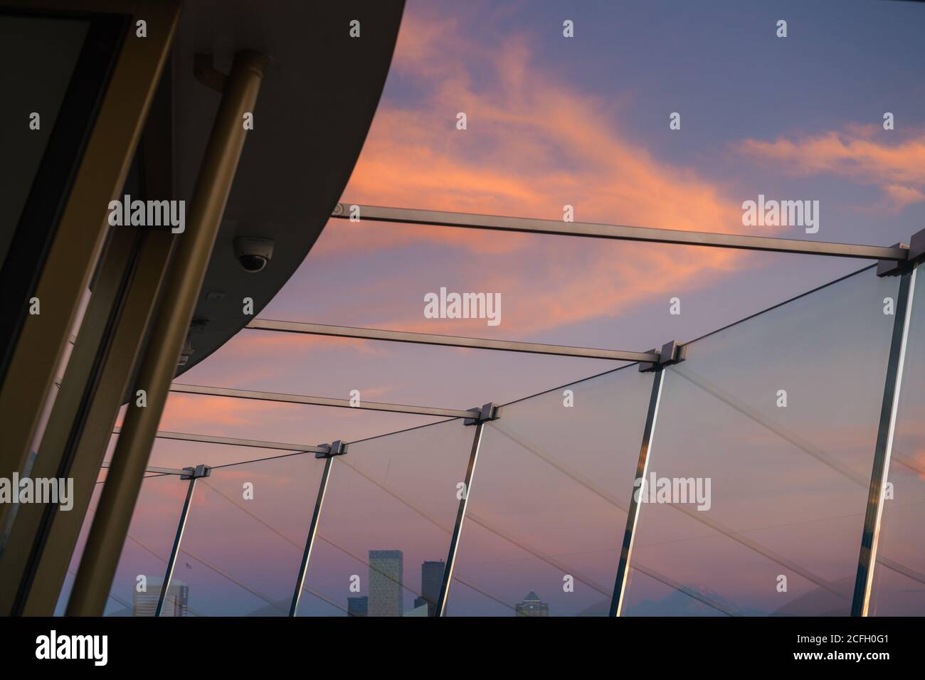 Seattle, USA - 2. Sep 2020: Das gebogene Glas und der Sonnenuntergang an der renovierten Space Needle. Stockfoto