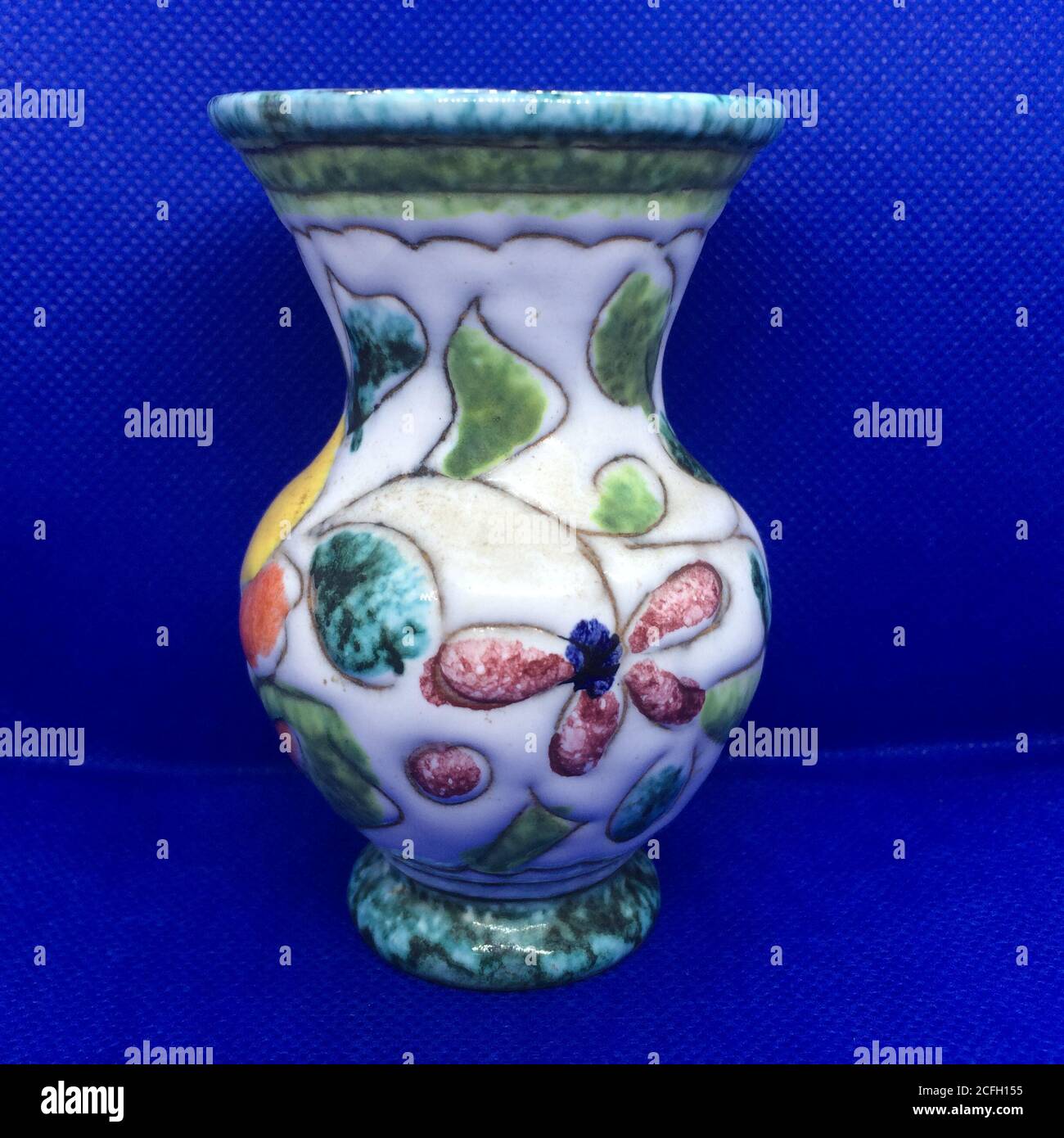 Keramikvase, Farbenfrohes Blumendesign, Dekorative Keramik Stockfoto