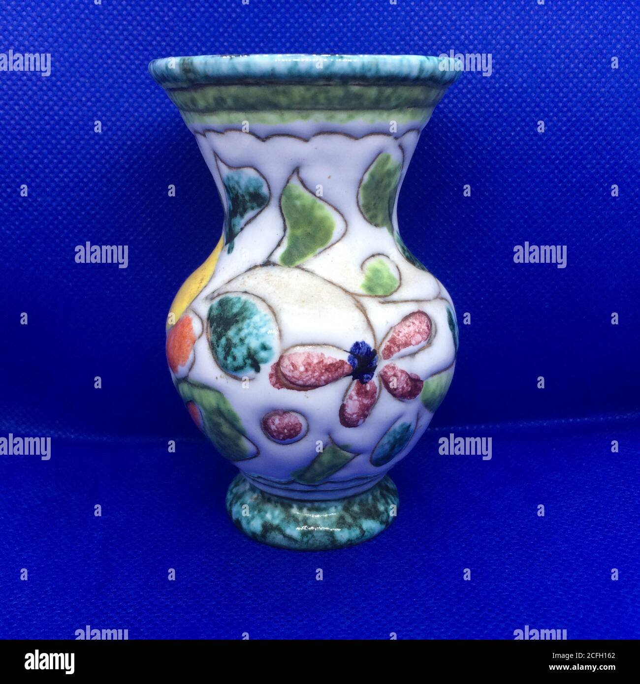 Keramikvase, Farbenfrohes Blumendesign, Dekorative Keramik Stockfoto