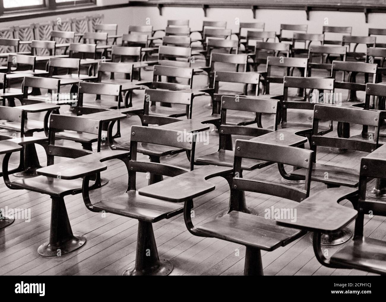 1940er-Jahre 1960s 1970s LEER UNBESETZT HART EICHE HOLZ STUDENT SCHREIBSTÜHLE IN UNIVERSITY COLLEGE HÖRSAAL - I5576 HAR001 HARS INSPIRATION SYMBOLE SPIRITUALITÄT B&W TRAURIGKEIT VORTRAG ZIELE ERFOLG WEIT WINKEL GERADE TRÄUME ENTDECKUNG EICHE AUFREGUNG WISSEN MÄCHTIGE FORTSCHRITTE IN GELEGENHEIT BERUFE KONZEPT KONZEPTUELLES STILLLEBEN UNBEQUEM UNBESETZT SYMBOLISCHE KONZEPTE WACHSTUMSIDEEN RÜCKKEHRSITZE ZWEISAMKEIT SCHWARZ UND WEISS HAR001 ALT MODISCHE DARSTELLUNG STARR Stockfoto