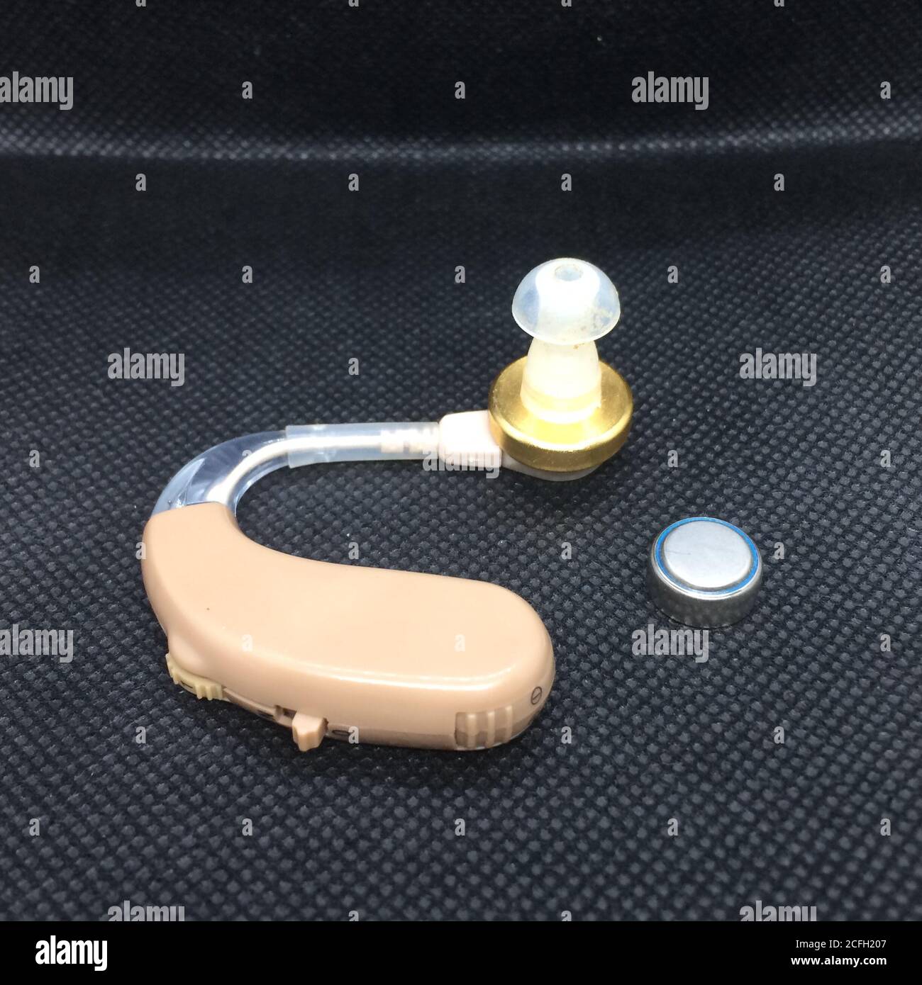 Hörgerät, modernes BTE-Gerät, Schallverstärkung Stockfoto