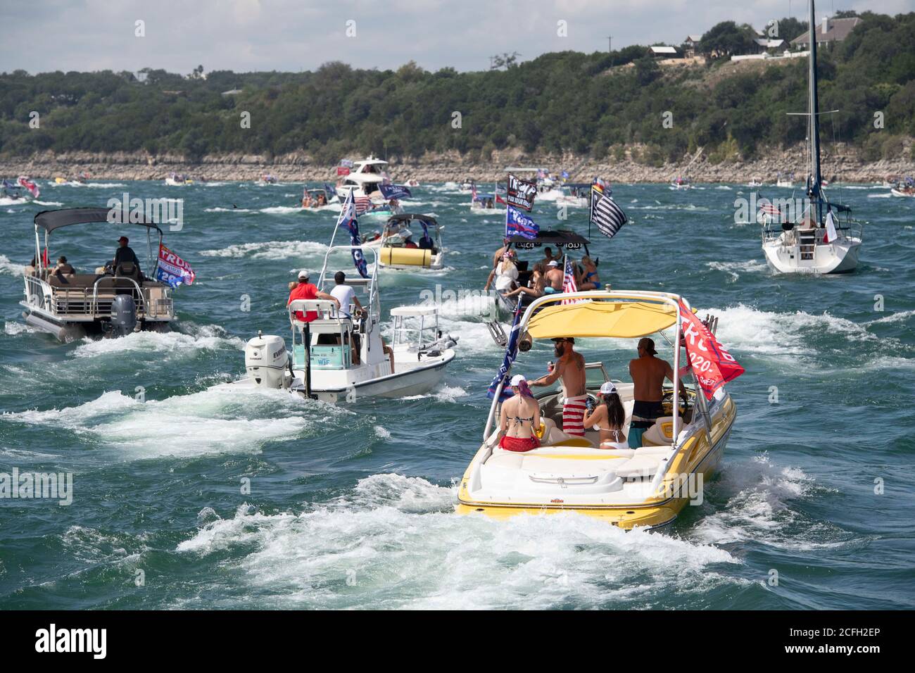 Lakeway, Texas, USA. September 2020. Boote, die Flaggen zu Ehren von Präsident Donald Trump fliegen, drängen Lake Travis während einer Bootsparade am Samstag, die Hunderte von Wasserfahrzeugen aller Größen anzog. Mehrere Boote kenterte in den riesigen Wakes von Hunderten von Booten. Quelle: Bob Daemmrich/ZUMA Wire/Alamy Live News Stockfoto