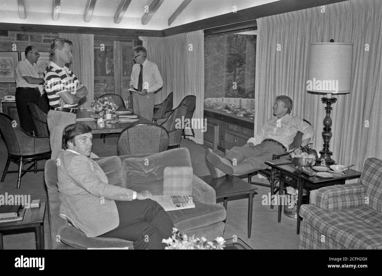 Hamilton Jordan, Zbigniew Brzezinski, William Quandt, Cyrus Vance und Jimmy Carter im Camp David. Ca. 09/17/1978' Stockfoto