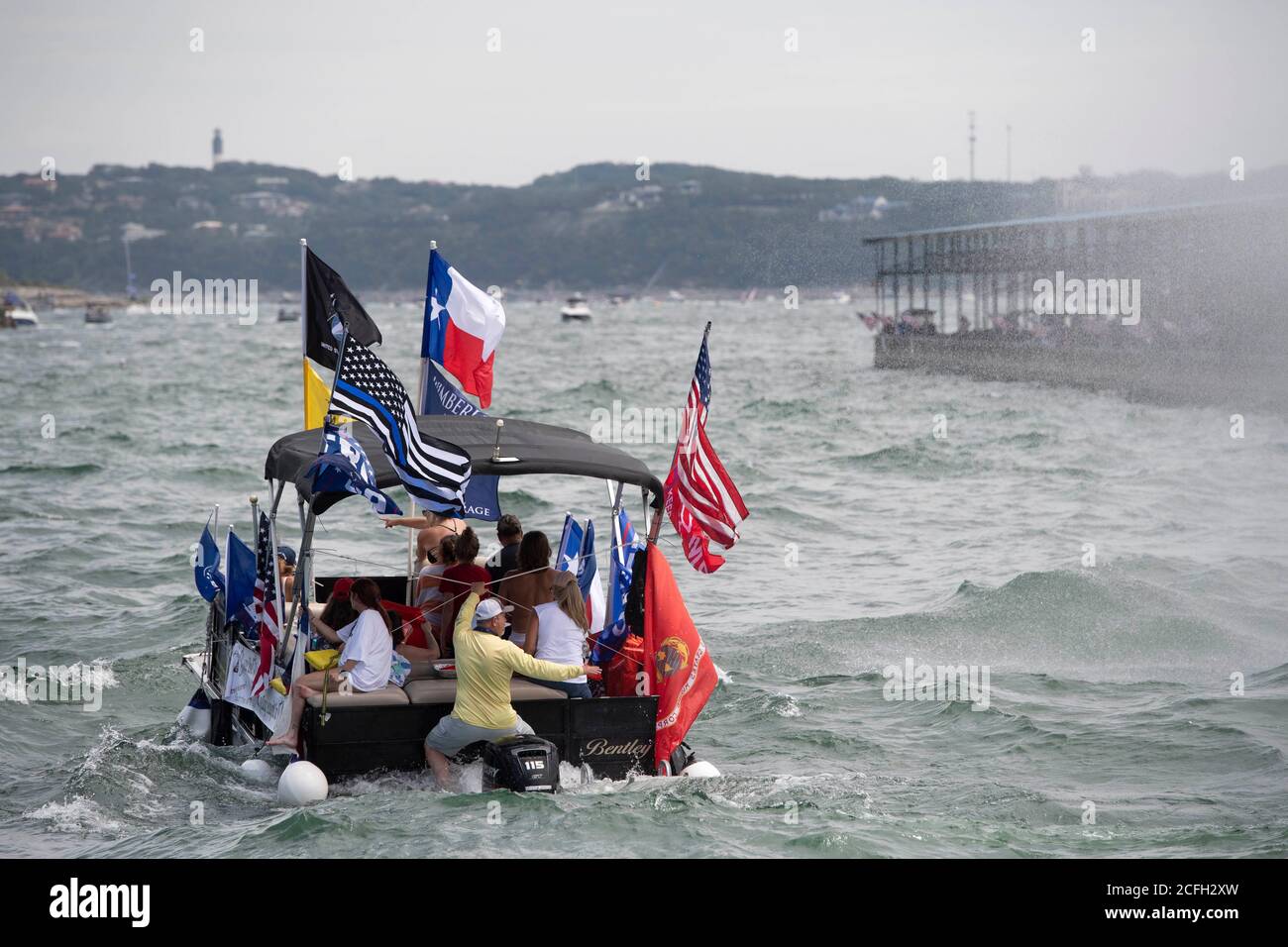 Lakeway, Texas, USA. September 2020. Boote, die Flaggen zu Ehren von Präsident Donald Trump fliegen, drängen Lake Travis während einer Bootsparade am Samstag, die Hunderte von Wasserfahrzeugen aller Größen anzog. Mehrere Boote kenterte in den riesigen Wakes von Hunderten von Booten. Quelle: Bob Daemmrich/ZUMA Wire/Alamy Live News Stockfoto