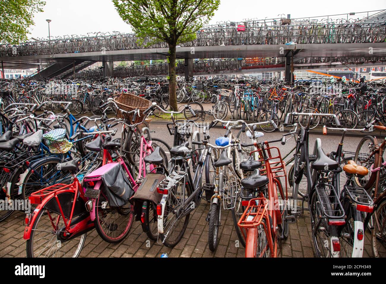Radfahren in Amsterdam ist das wichtigste Verkehrsmittel. Dies ist ein Parkplatz Stockfoto