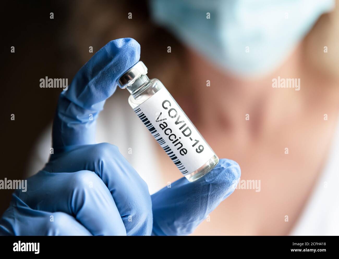 Ärztin hält Flasche mit COVID-19 Coronavirus-Impfstoff im Labor. Corona-Virus-Impfstoff für COVID-Heilung Nahaufnahme. Konzept der Medizin, Versuch A Stockfoto