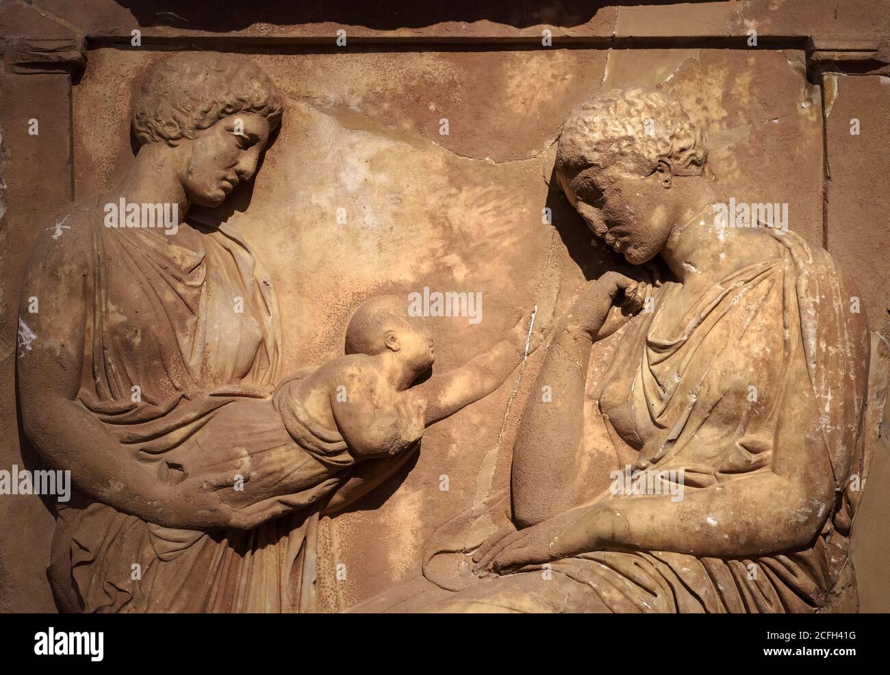 Altgriechisches Flachrelief auf Grabstele, Marmorskulptur von Frauen und Kindern, in Stein gemeißelte Beerdigungsszene auf dem Friedhof. Traditionelles Denkmal der Klasse Stockfoto