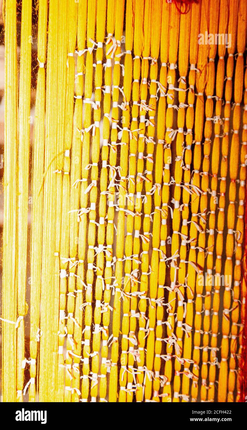 Krawatten sterben, Szene in der Seidenfabrik in Kambodscha. Seide direkt aus den Kokons von Seidenwürmern. Seidenstoff wurde im alten China erfunden und spielte ein Impo Stockfoto