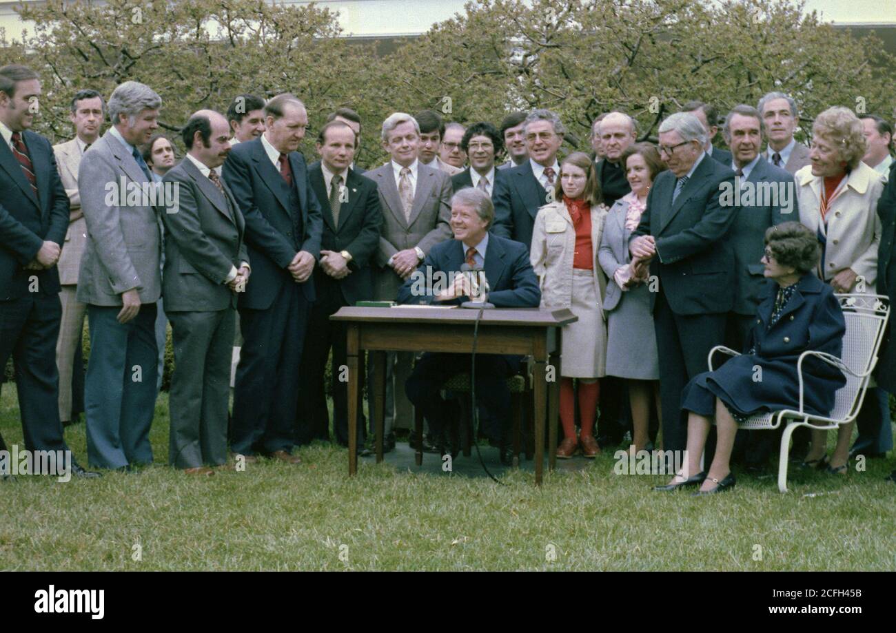 Jimmy Carter nimmt an einer Gesetzesunterzeichnungszeremonie Teil. April 1978 Stockfoto