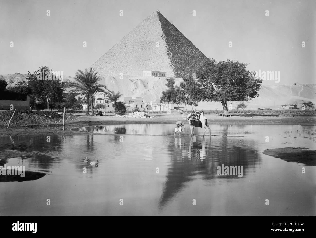 Originalunterschrift: Ägypten. Pyramiden von Gizeh. Die Große Pyramide. Reflektierende Pyramide & montierter Kamelmann - Ort: Ägypten--Jizah Ca. 1934-1939 Stockfoto