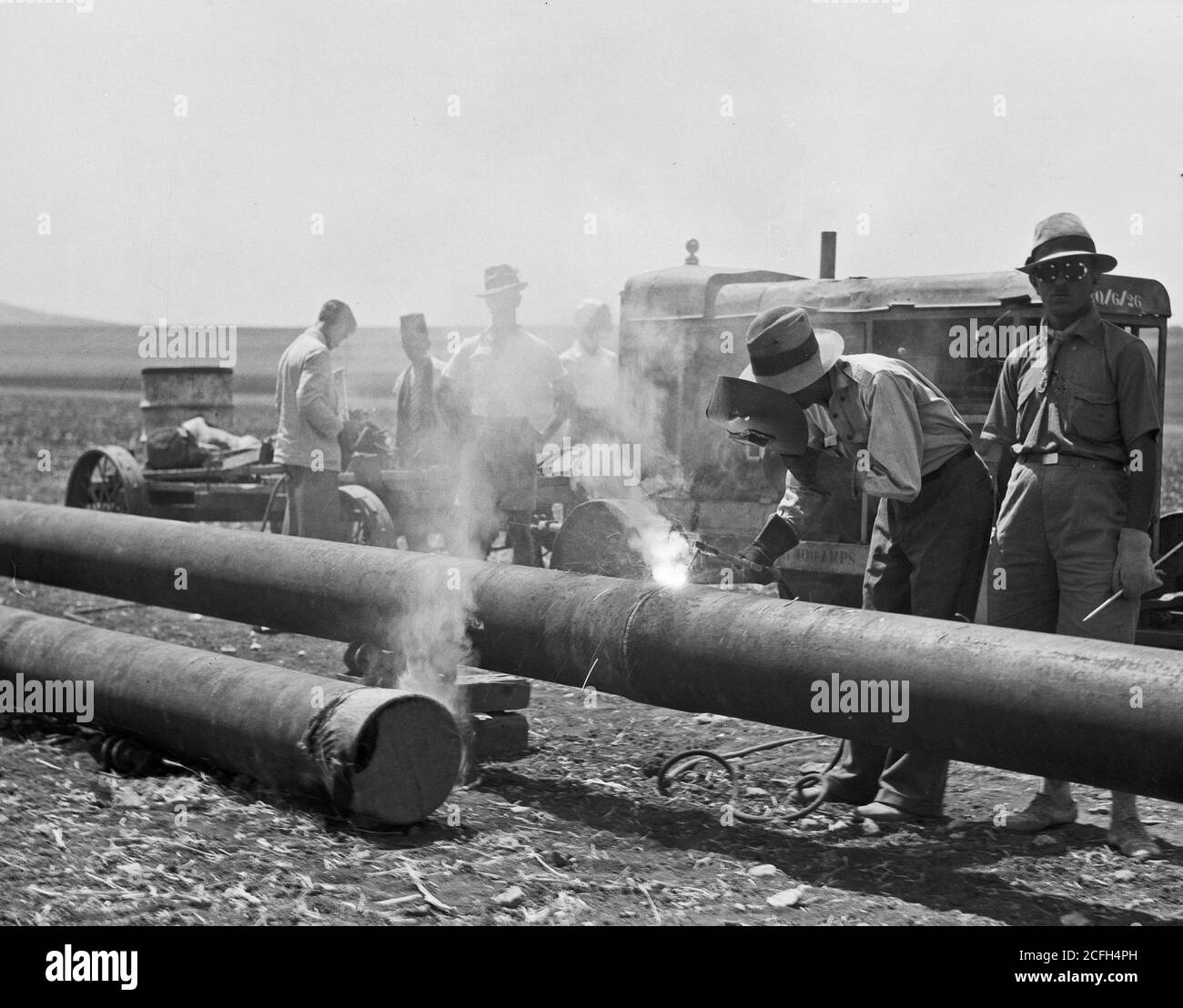 Geschichte des Nahen Ostens - Verlegen der Rohrleitung der Iraq Petroleum Company über die Ebene von Esdraelon Juli 1933. Schweißen der Rohrleitung. Durch elektrische Flottenschweißmethode Stockfoto