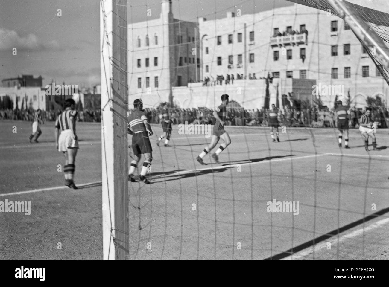 Middle East History - Fußballspiel auf dem Y-Feld auf AP. 4 1942 zwischen den griechischen Luftstreitkräften und Y-Teams. König Georg von Griechenland anwesend. Spiel läuft Stockfoto