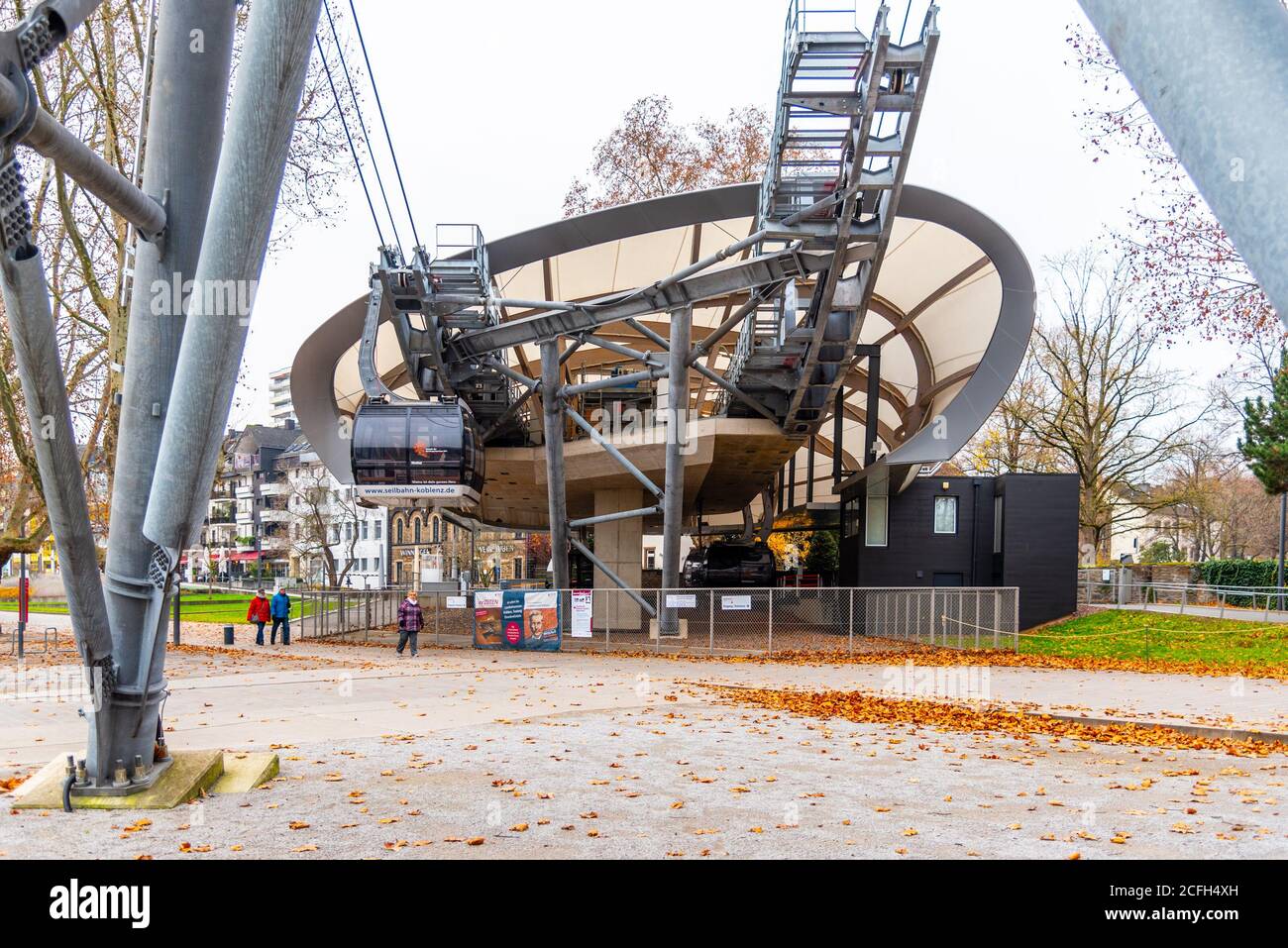 KOBLENZ, DEUTSCHLAND - 02. DEZEMBER 2019: Moderne untere Seilbahnstation in Koblenz, deutsch: Seilbahn Koblenz. Verbindet Rheinufer und Festung Ehrenbreitstein. Stockfoto