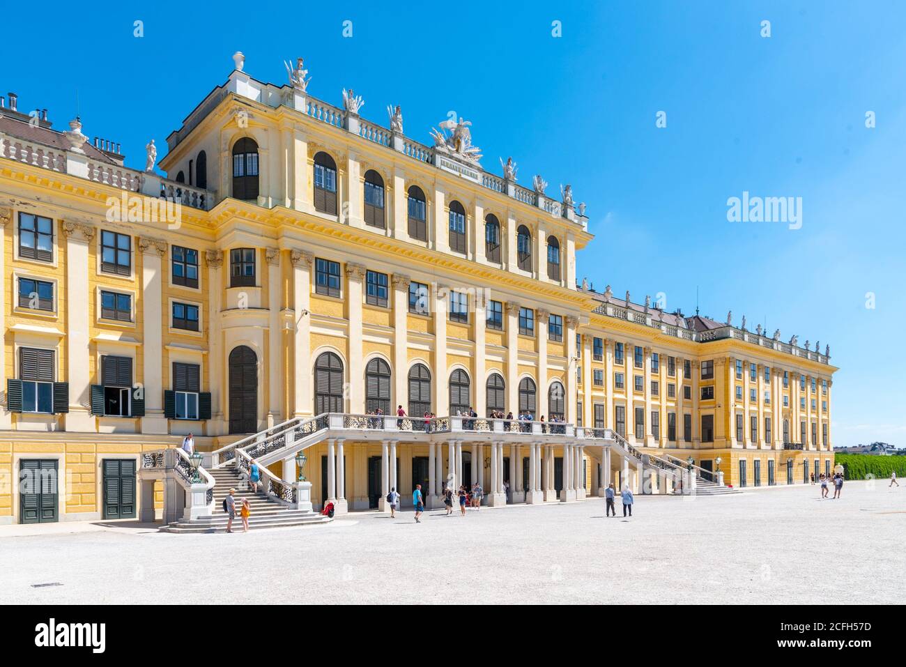 WIEN, ÖSTERREICH - 23. JULI 2019: Schloss Schönbrunn, Deutsch: Schloss Schönbrunn. Pamoramischer Blick auf den Innenhof Wien Österreich Stockfoto