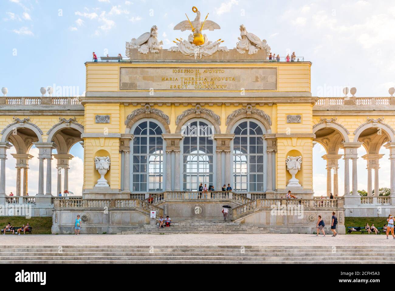 WIEN, ÖSTERREICH - 23. JULI 2019: Die Gloriette im Schlosspark Schönbrunn, Wien Österreich Stockfoto