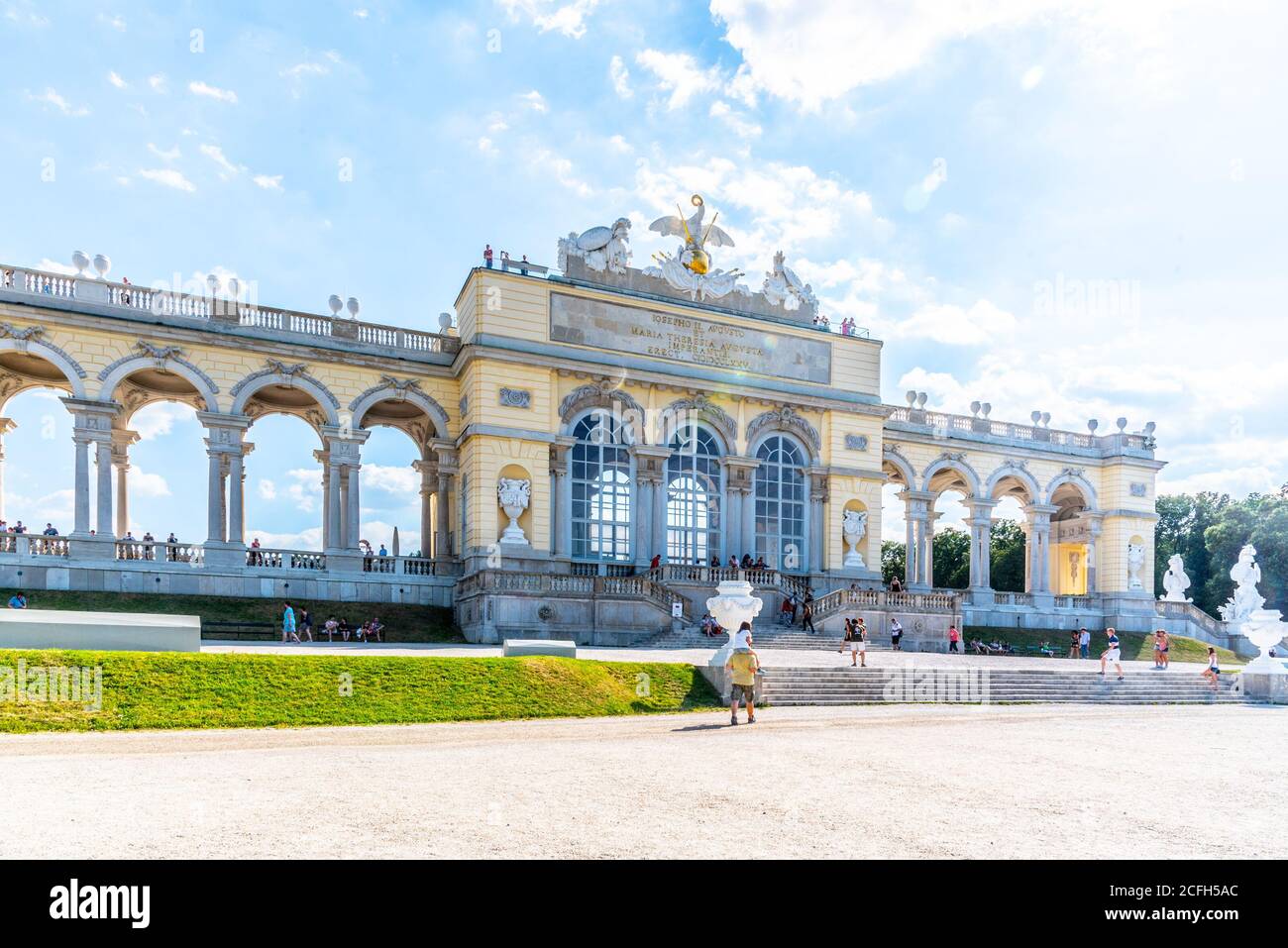 WIEN, ÖSTERREICH - 23. JULI 2019: Die Gloriette im Schlosspark Schönbrunn, Wien Österreich Stockfoto