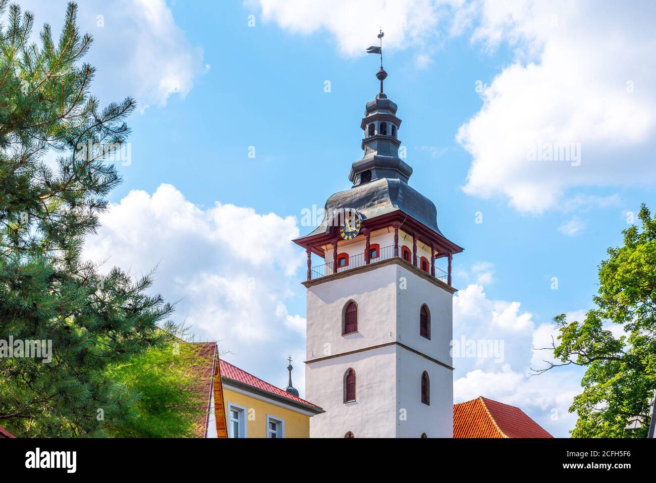 Glockenturm der kleinen ländlichen St. Michael Kirche in Jistebnice, Tschechische Republik. Stockfoto