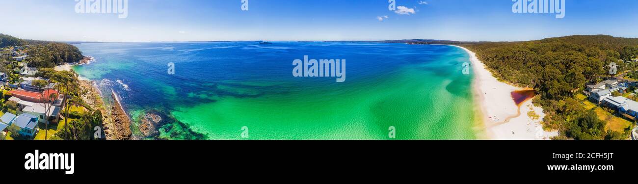 Breites Luftpanorama der Jervis Bucht weiße Sandstrände rund um Hyams Beach Stadt an einem sonnigen Tag. Stockfoto