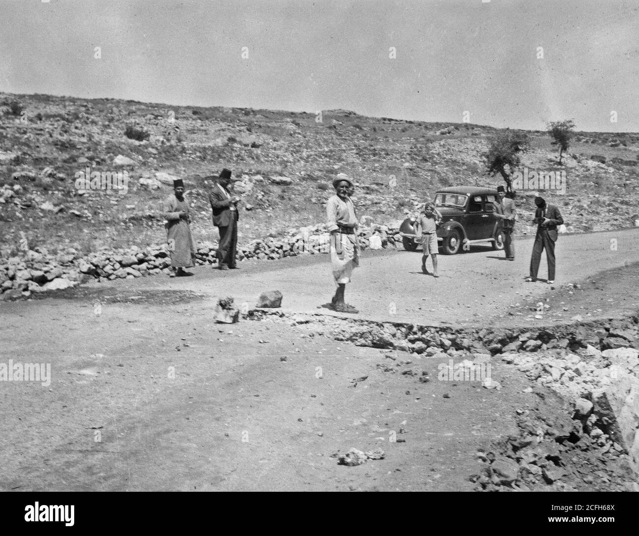 Geschichte des Nahen Ostens - Hebron-Angriff. Große Felsbrocken auf dem Hebron Highway von arabischen Banden als Mittel zum Abwracken von Polizei und Militärautos platziert Stockfoto