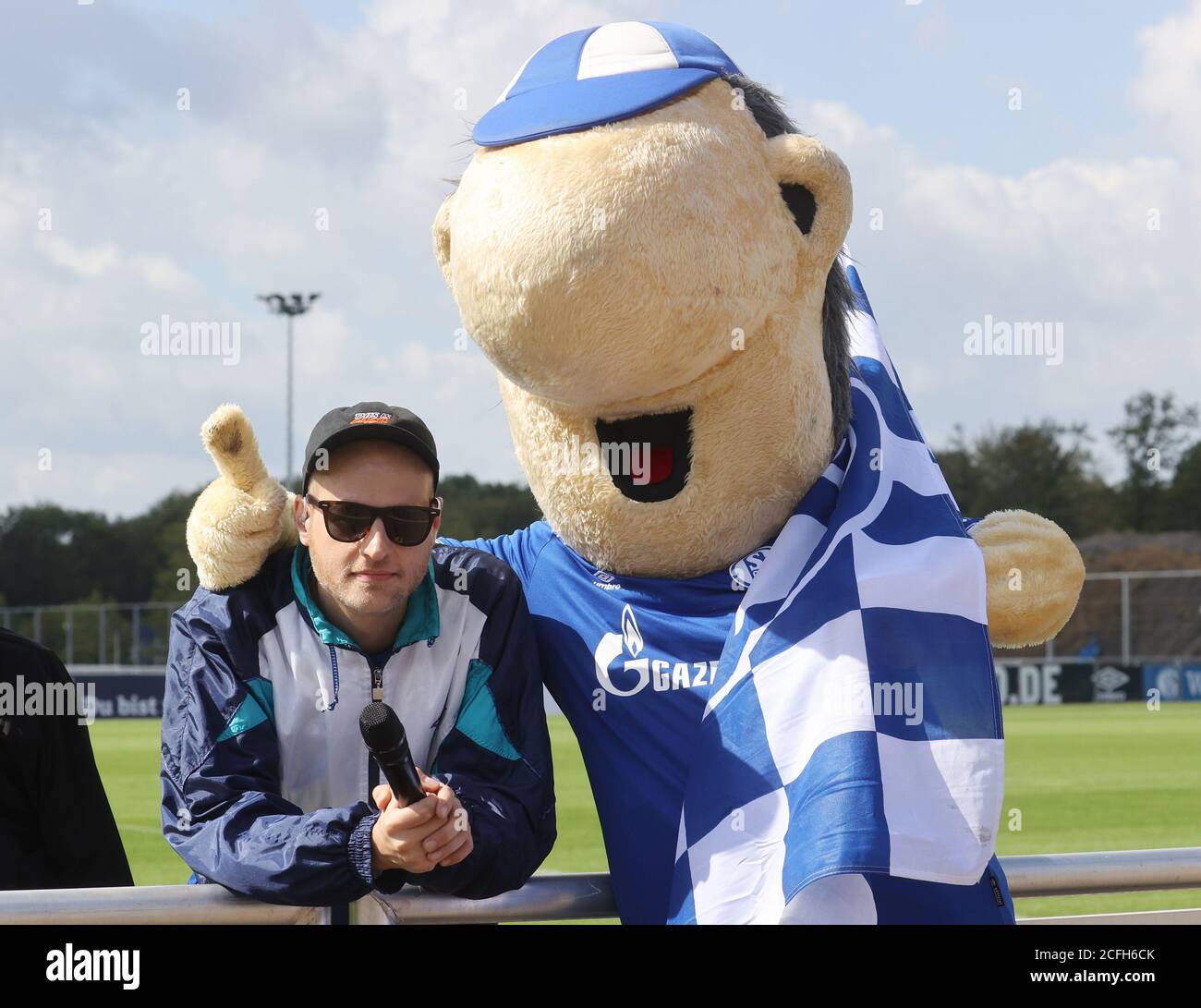 Schalke, Deutschland. 5. Sep, 2020. firo: 05.09.2020 Fuvuball: Fußball:  Bundesliga-Testspiel FC Schalke 04 - VfL Bochum Digital Schalke Day der  neue Song des Rapper-Wochenendes hier mit Maskottchen Erwin sorgt derzeit  weltweit für