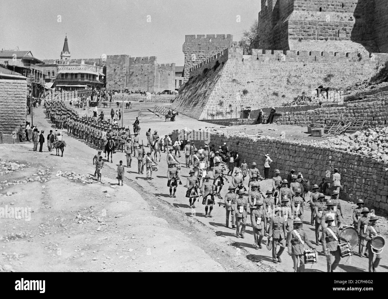 Palästina-Unruhen 1936. Die Parade der Schotten-Garde, der die Kapelle vorausgegangen ist, ca. 1936 Stockfoto