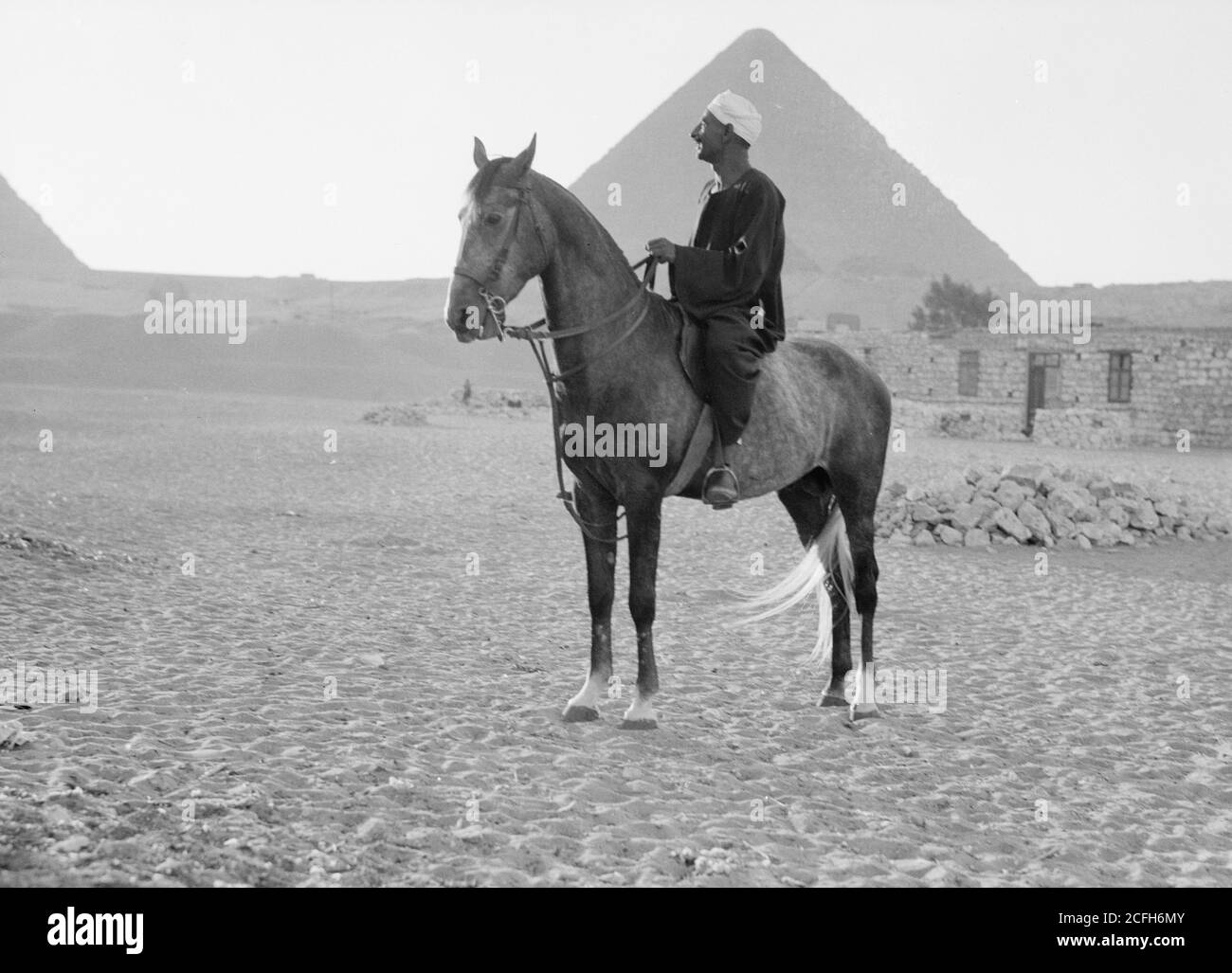 Originalunterschrift: Ägypten. Pyramiden von Gizeh. Die große Pyramide mit ägyptischen Reitern im Vordergrund - Ort: Ägypten--Izah Ca. 1934-1939 Stockfoto
