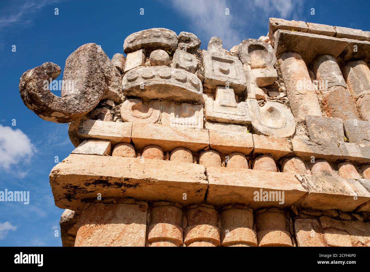 Elefantenrüssel-ähnliche Nase an der Ecke eines Sayil-Gebäudes: Eine Rekonstruktion beinhaltet eine raue Nase aus einer chaac-Maske in der Ecke eines der Standorte' Stockfoto