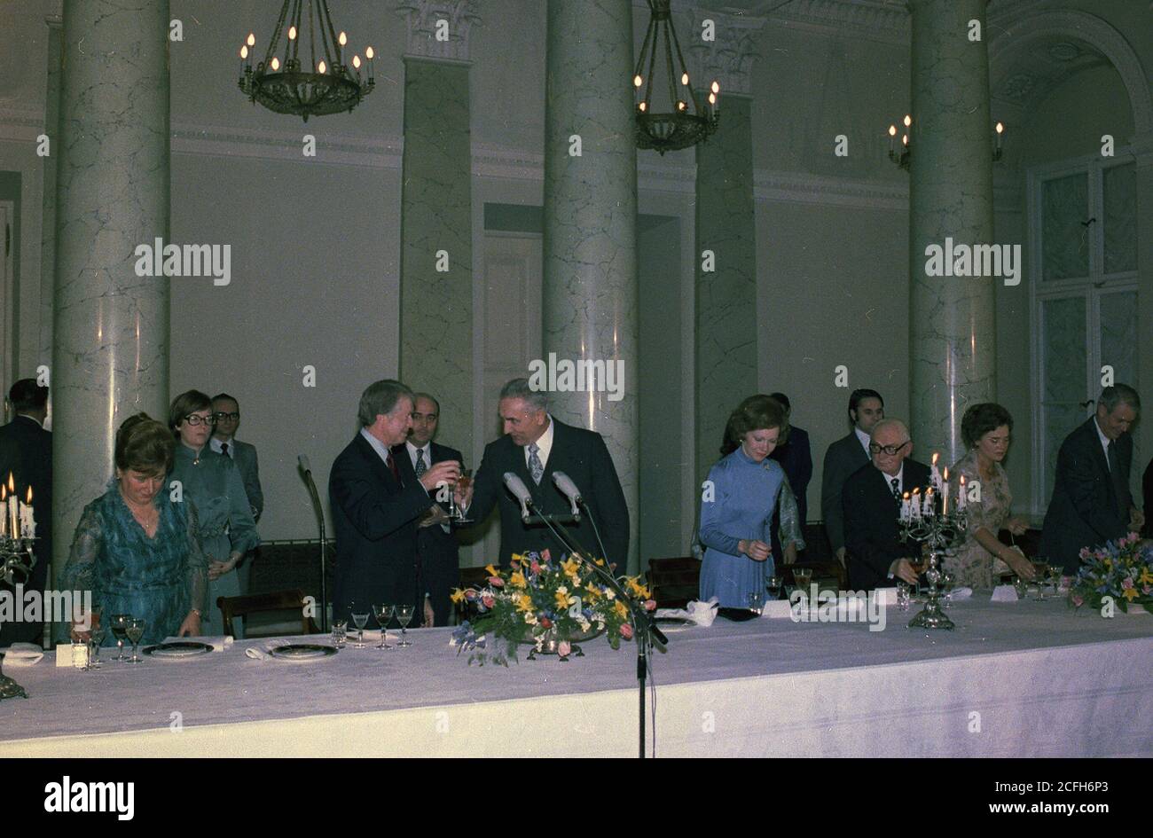 Jimmy Carter und Edward Gierek, erster Sekretär Polens, stoßen bei einem Staatsessen in Warschau an. Ca. 12/30/1977' Stockfoto