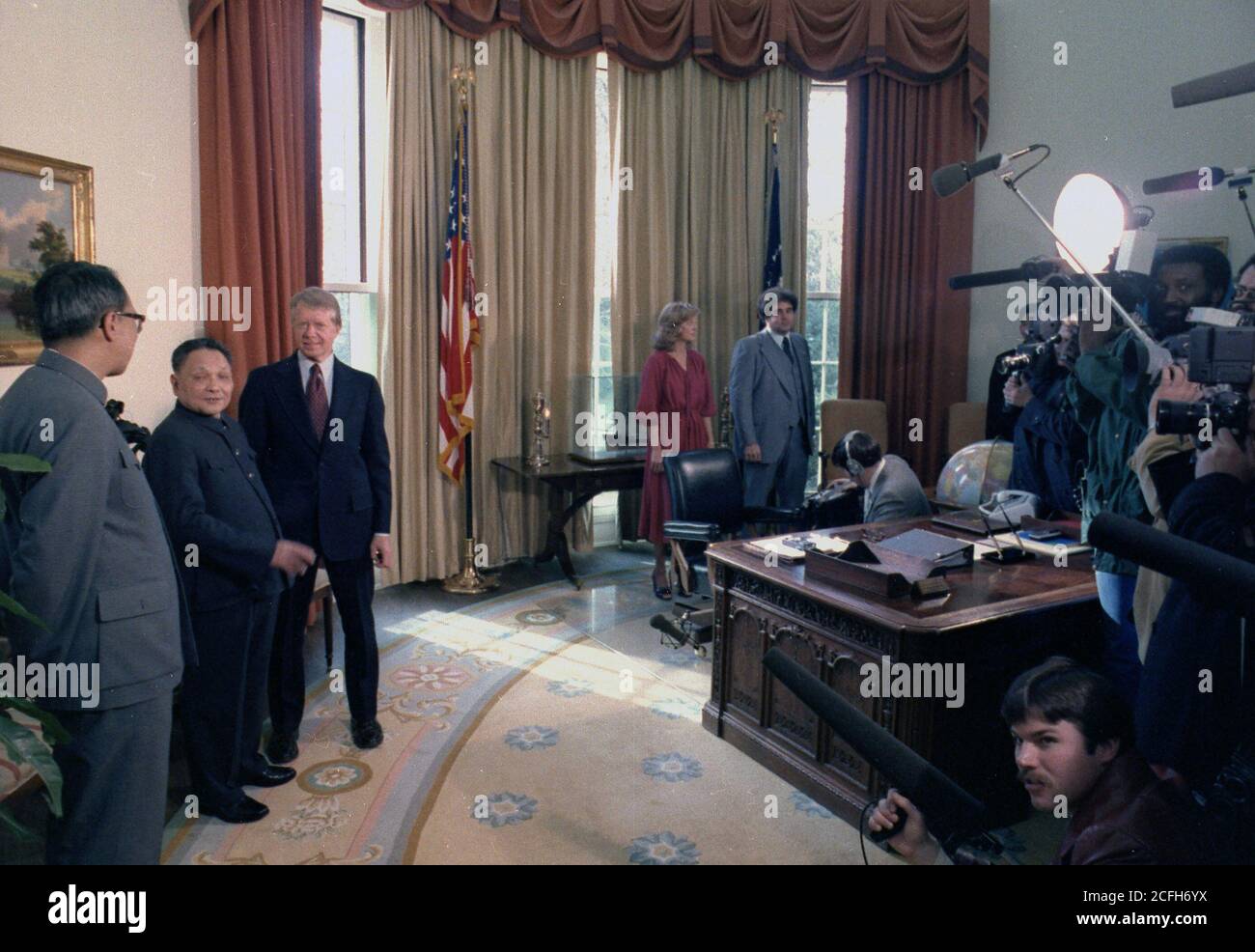 Deng Xiaoping und Jimmy Carter treffen die Presse im Oval Office. Ca. 01/29/1979 Stockfoto