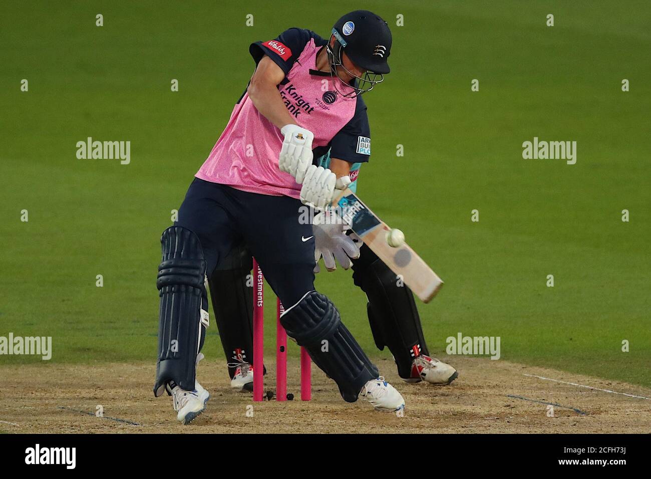 London, USA. September 2020. LONDON, ENGLAND. SEPTEMBER 05 2020: Luke Hollman von Middlesex spielt einen Schuss während des Vitality Blast T20-Spiels zwischen Surrey und Middlesex, im Kia Oval, Kennington, London, England. Am 5. September 2020. (Foto von Mitchell GunnESPA/Cal Sport Media/Sipa USA-Images)(Kreditbild: &copy; ESPA/Cal Sport Media/Sipa USA Photo Agency/CSM/Sipa USA) Kredit: SIPA USA/Alamy Live News Stockfoto